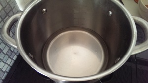 Den Zucker in 400ml Wasser aufkochen (Nicht anbrennen lassen) Lecker aber leider viel zu heisser Zuckersirup (am besten vor dem weitermachen etwas abkühlen lassen)